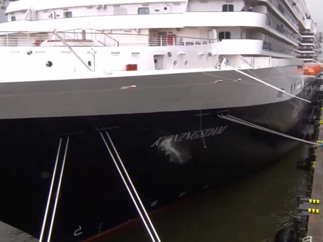 Doop van cruiseschip ms Koningsdam van de Holland America Line aan de Cruise Terminal Rotterdam